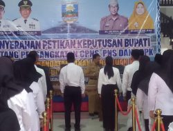 Bupati Pesisir Barat Menyerahkan Secara Langsung Petikan Keputusan Bupati Tentang Pengangkatan CPNS, PNS, dan PPPK Kabupaten Pesisir Barat