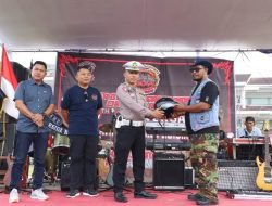 Polres Pesisir Barat Memberikan Helm Standar SNI pada Aniversari ke 24 Scuuter Owner Group Indonesia