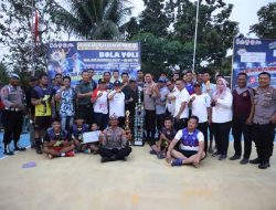 Kapolres Pesisir Barat Berikan Doorprize Juara 1 dan 2 Tournamen Bola Voli Piala Bergilir Bupati Cup