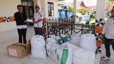Pekon Mutaralam Menyerahkan Bantuan Korban Kebakaran di Pasar Kamis Melalui Kecamatan Way Tenong