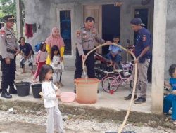 Sambut HUT Humas Polri ke 72, Polsek Balik Bukit Bekerjasama dengan PDAM Berikan Bantuan Air Bersih Kepada Warga