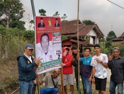 Sepanjang Ruas Jalan di Way Tenong Terpasang Bendera dan Banner Para Caleg Tanda Pemilu Akan Segera di Mulai