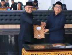 Ketua DPRD OKU Selatan Didampingi Wakil 1 Tanda Tangani Berita Acara Persetujuan Bersama Terhadap Raperda Kabupaten OKU Selatan Tahun 2023