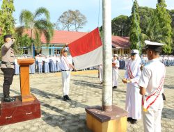 Wakapolres Pesisir Barat Menjadi Inspektur Upacara Bendera di SMKN 1 Krui