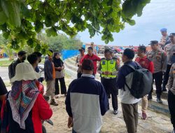 Laksanakan Patroli Dialogis Polres Pesisir Barat Berikan Himbauan Kepada Wisatawan Pantai