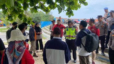 Laksanakan Patroli Dialogis Polres Pesisir Barat Berikan Himbauan Kepada Wisatawan Pantai
