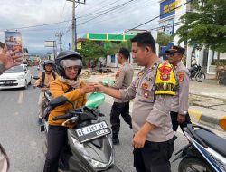 Jumat Berbagi Polres Pesisir Barat Bagikan Nasi Kotak kepada Pengguna Jalan
