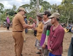 Mulai Jalankan Program Kerja, PJ Peratin Pekon Rigis Jaya Sukarman Salurkan BLT-DD Periode Ke-4
