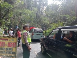 Satlantas Polres Lampung Barat Melakukan Pengaturan Kemacetan Jalur Liwa Menuju Pantai Krui