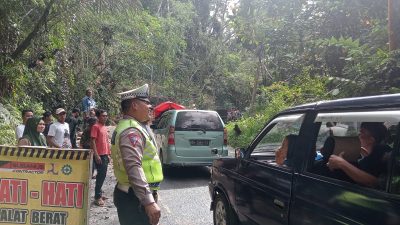 Satlantas Polres Lampung Barat Melakukan Pengaturan Kemacetan Jalur Liwa Menuju Pantai Krui