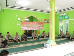 Anggota Polres Pesisir Barat Melaksanakan Kegiatan Rutin Binrohtal