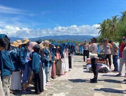 Laksanakan Patroli Dialogis Polres Pesisir Barat Berikan Himbauan Kepada Wisatawan Pantai