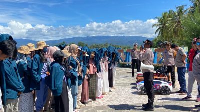 Laksanakan Patroli Dialogis Polres Pesisir Barat Berikan Himbauan Kepada Wisatawan Pantai