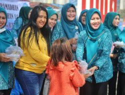 TP PKK Kabupaten Lampung Barat Bagikan 400 Takjil Kepada Pengguna Jalan di Taman Kota Liwa
