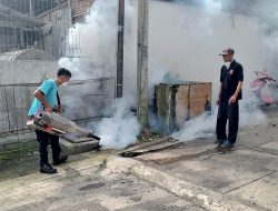 Cegah Penyebaran DBD Puskesmas Fajar Bulan Bersama Aparatur Pekon Puralaksana Lakukan Fogging