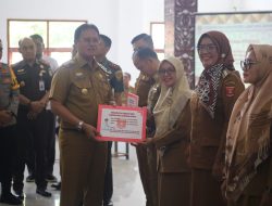 Pj. Bupati Lambar Melakukan Launching Perbup Tentang Pedoman Penyusunan APBPekon dan Penyerahan Piagam Desa Cantik 2024