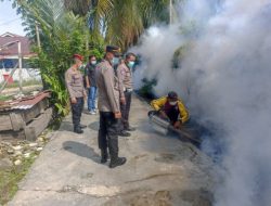 Polres Pesisir Barat Bersama UPTD Puskesmas Krui Laksanakan Fogging di Pemukiman Masyarakat