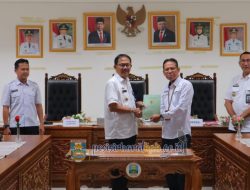 Bupati Pesisir Barat  Serahkan Sertifikat untuk Pemprov Lampung dan Lembaga Vertikal