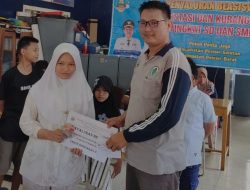 Pemerintahan Pekon Pelita Jaya menyalurkan bantuan beasiswa kepada Pelajar Berprestasi dan Kurang Mampu