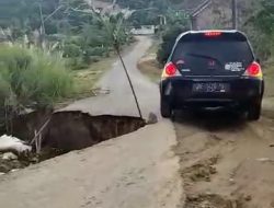 Butuh Penanganan, Berbulan Bulan Jalan Nyaris Putus Tak Kunjung Diperbaiki