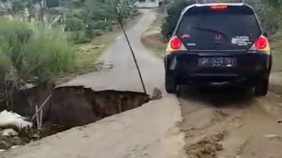 Butuh Penanganan, Berbulan Bulan Jalan Nyaris Putus Tak Kunjung Diperbaiki