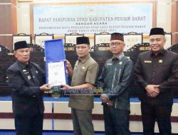 Wakil Bupati Pesibar Menghadiri Rapat Paripurna DPRD Dengan Agenda Penyampaian Nota Pengantar Atas LKPJ Bupati Pesibar Tahun Anggaran 2023