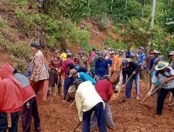 Warga Pekon WayPetai Gotong Royong Membersihkan Tanah Longsor Menutupi Jalan Cengkaan