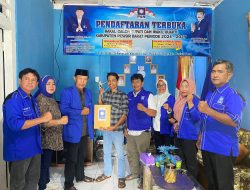 Mantan Pj. Sekda  Pesibar Mengambil Formulir Pendaftaran Bakal Calon Bupati dan Wakil Bupati Pemilukada Pesisir Barat di Partai Amanat Nasional 