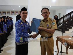 Bupati Pesisir Barat Menyerahkan Secara Simbolis SK kepada 103 PNS