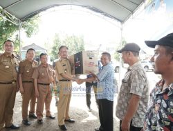 Bupati Pesisir Barat Menyerahkan Secara Simbolis Bantuan Alsintan Gerakan Antisipasi Kerawanan Pangan Tahun 2024