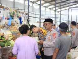 Kapolres Pesisir Barat Gelar Jumat Curhat, Tampung Aspirasi Pedagang di Pasar Way Batu