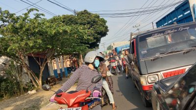 Kemacetan Lalin Akibat Kurang Tertib Kendaraan Yang Cor BBM di SPBU Karang Agung