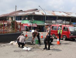Satlantas Polres Lambar Perbaiki Jalan Berlubang di Bundaran Tugu Ara Kelurahan Pasar Liwa