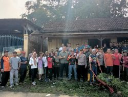 Giat Jum’at Bersih Peratin Se-kecamatan Air Hitam Bersama Kapolsek Sumber Jaya Laksanakan Gotong Royong