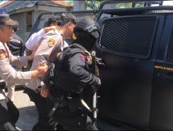 Simulasi Pengamanan VVIP oleh team escape dalam Event WSL Krui Pro QS 5000