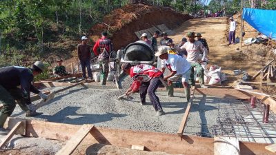 Sangat Kompak, TNI dan Masyarakat Buat Gorong-Gorong di TMMD Kodim 0422/Lampung Barat