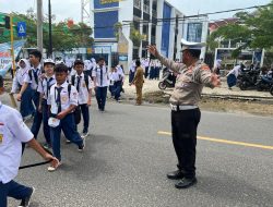 Berikan Rasa Aman kepada Masyarakat dan Pelajar, SatLantas Polres Pesisir Barat Lakukan Pam Rawan Siang