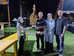 Bupati Pesisir Barat Menyerahkan Hadiah Kepada Pemenang Lomba di Malam Penutupan HUT Pekon Biha Ke-354 Tahun
