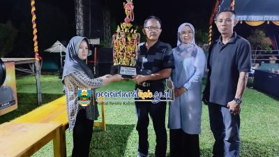 Bupati Pesisir Barat Menyerahkan Hadiah Kepada Pemenang Lomba di Malam Penutupan HUT Pekon Biha Ke-354 Tahun