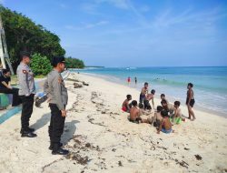 Laksanakan Patroli Dialogis Polres Pesisir Barat Berikan Himbauan Kepada Wisatawan Pantai
