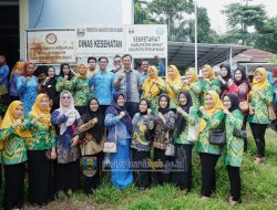 Plt. Kepala Dinas Kesehatan Kabupaten Pesisir Barat menyerahkan SPMT Terhadap 307 Pegawai PPPK Bidang Kesehatan