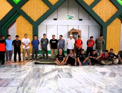 Pengurus Masjid Islamic Center Lampung Barat Gotong Royong Bersih Bersih Jelang Pelaksanaan Sholat Idul Adha