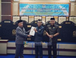 Wakil Bupati Pesisir Barat Menghadiri Rapat Paripurna DPRD Pesibar dengan Agenda Penyampaian Nota Pengantar Raperda RPJPD Tahun 2025-2045