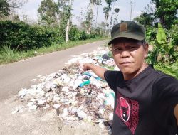 Bau Menyengat Tumpukan Sampah di Jalan Sidomakmur dan TPU Talang Becintuk Bedeng Genteng Pekon Sukananti