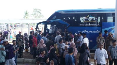 Bupati Pesisir Barat Menyambut Secara Langsung Kepulangan Jama’ah Haji Asal Pesisir Barat