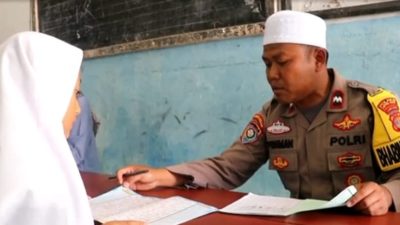 Hari Bersejarah Polisi Poniman Terima Penghargaan dari Camat Andi Atas Dedikasi Sosial Mengajar Mengaji