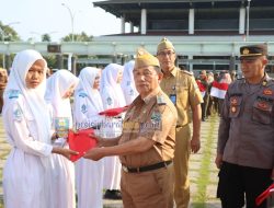 Pemkab Pesisir Barat Bagikan Bendera Merah Putih Sebanyak 3.460 Lembar kepada Masyarakat
