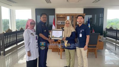 Bupati Pesisir Barat Agus Istiqlal Menerima Piagam Penghargaan Universal Health Coverage (UHC) Award Tahun 2024