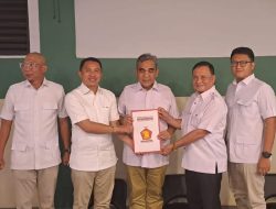 Parosil Mabsus Menerima Surat Rekomendasi Dari DPP Partai Gerindra Sebagai Dukungan Calon Bupati Lambar 2024