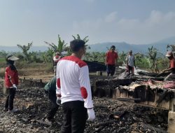 Camat Kebun Tebu Pimpin Gotong Royong Lokasi Kebakaran Rumah